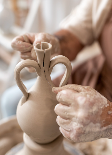 Modelando en taller de cerámica