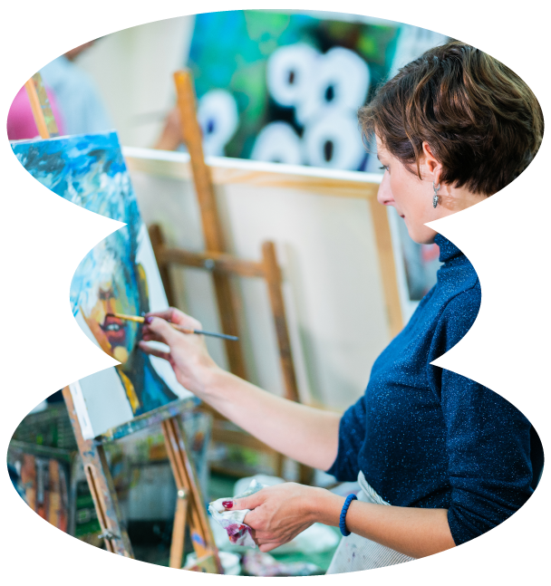 Mujer en taller de pintura